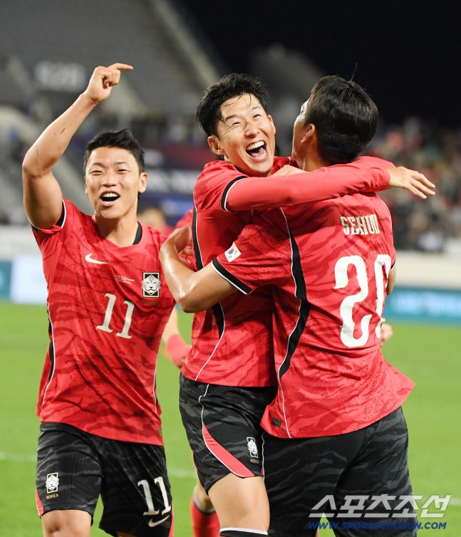 6일 오후 용인미르스타디움에서 열린 대한민국 축구대표팀과 우즈베키스탄의 친선경기. 추가골을 넣은 오세훈이 손흥민, 희찬과 함께 환호하고 있다. 용인=정재근 기자 cjg@sportschosun.com/2026.10.6/