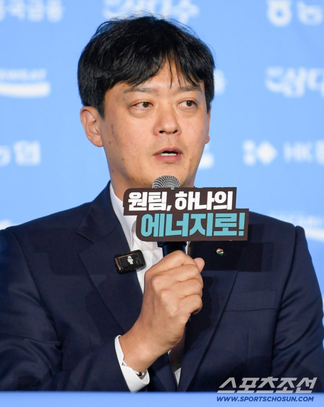 7일 리베라호텔에서 열린 V리그 여자부 미디어데이. GS칼텍스 이영택 감독이 인사말을 하고 있다. 박재만 기자 pjm@sportschosun.com/2026.10.07/