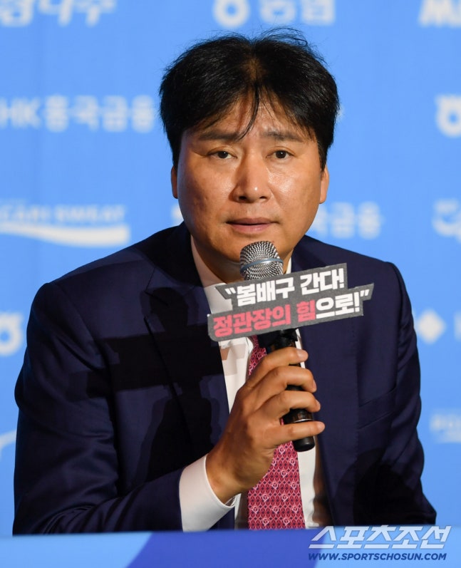 7일 리베라호텔에서 열린 V리그 여자부 미디어데이. 정관장 권순찬 감독이 인사말을 하고 있다. 박재만 기자 pjm@sportschosun.com/2026.10.07/