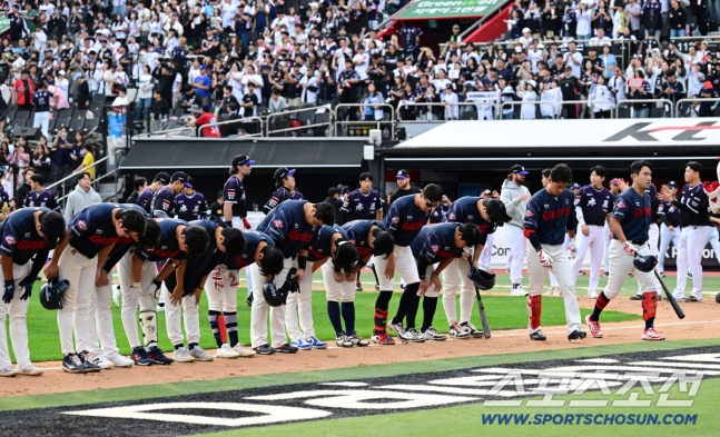 3일 수원 케이티위즈파크에서 열린 KT와 롯데의 경기. KT가 롯데에 승리했다. 경기 종료 후 팬들에게 인사하는 롯데 선수들. 수원=송정헌 기자songs@sportschosun.com/2026.10.03/