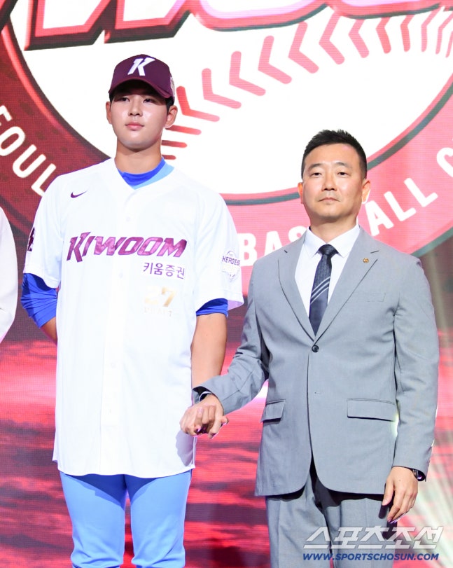 2027 KBO 신인 드래프트가 21일 서울 송파구 롯데호텔 월드 크리스탈볼룸에서 열렸다. 키움에 1라운드 지명된 부산고 하현승이 허승필 단장과 기념촬영을 하고 있다. 잠실=박재만 기자 pjm@sportschosun.com/2026.09.21/