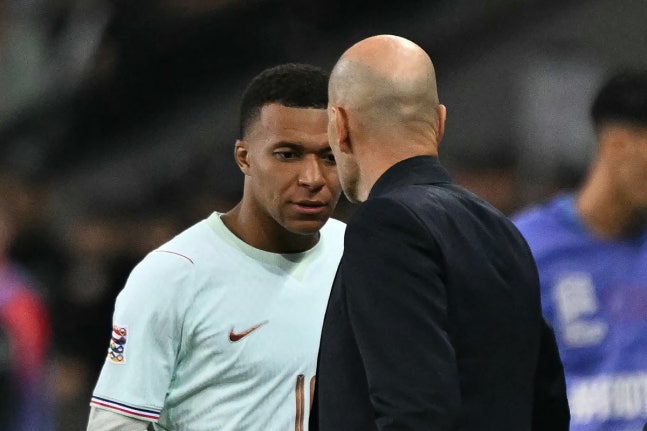 France's forward #10 Kylian Mbappe (L) reacts with France's head coach Zinedine Zidane after scoring the opening goal and injuring his leg during the UEFA Nations League (League A, Group 1) first leg football match between Turkey and France at the Kocaeli Stadium in Izmit, on September 25, 2026. (Ph