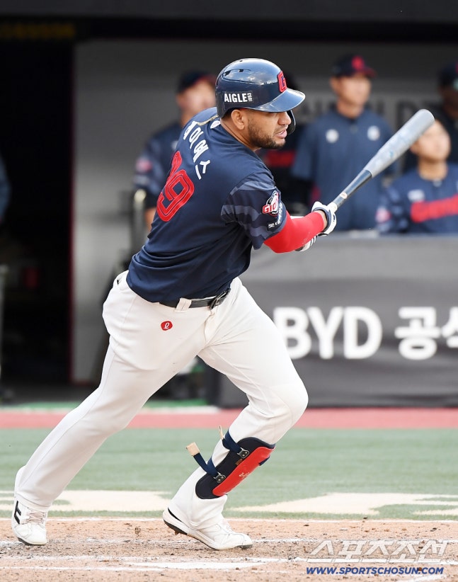 5일 수원 KT위즈파크에서 열린 롯데 자이언츠와 KT 위즈의 경기. 8회초 1사 레이예스가 시즌 199호 안타를 치고 있다. 수원=정재근 기자 cjg@sportschosun.com/2026.10.5/
