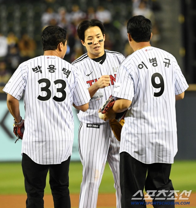 7일 잠실구장에서 열린 LG와 두산의 경기. 이병규 퓨처스 감독과 박용택 해설위원이 시구 전 임찬규와 인사를 하고 있다. 잠실=박재만 기자 pjm@sportschosun.com/2026.10.07/