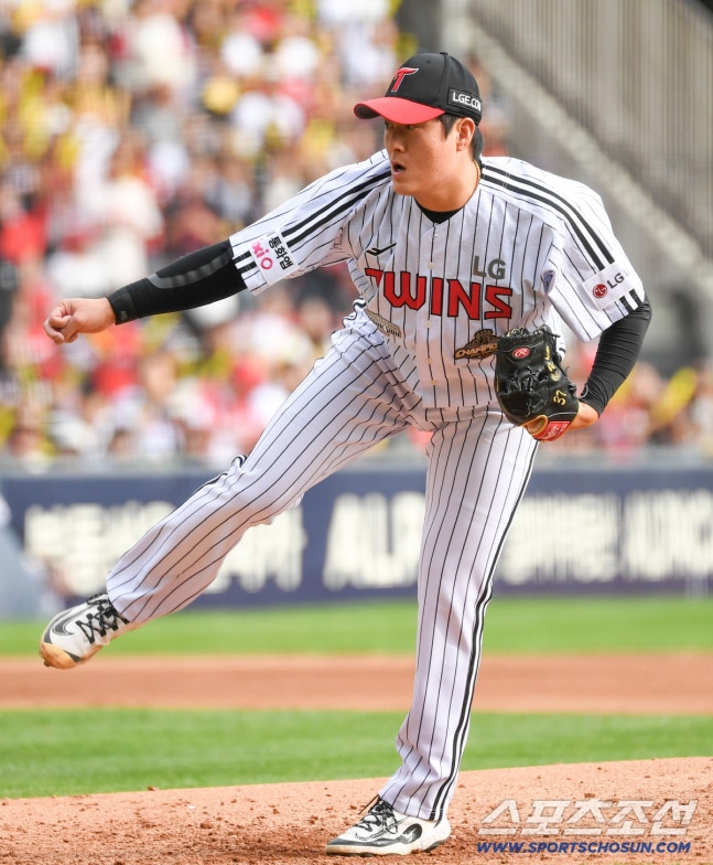 3일 잠실구장에서 열린 LG와 KIA의 경기. LG 김강률이 역투하고 있다. 잠실=박재만 기자 pjm@sportschosun.com/2026.10.03/