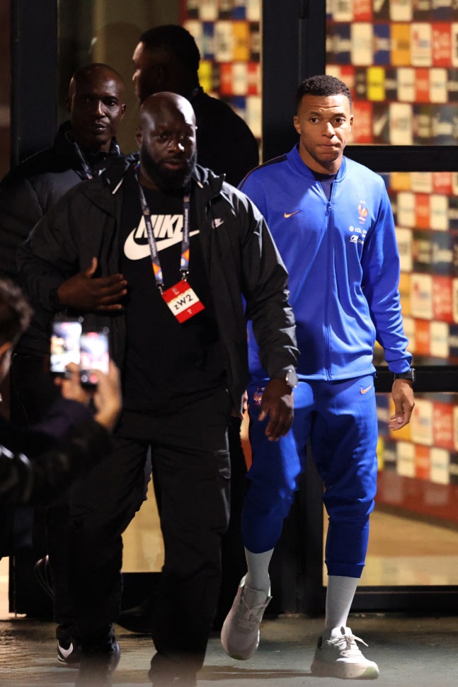 France's forward #10 Kylian Mbappe (R) leaves the Kocaeli Stadium after the UEFA Nations League (League A, Group 1) first leg football match between Turkey and France in Izmit, on September 25, 2026. (Photo by FRANCK FIFE / AFP)