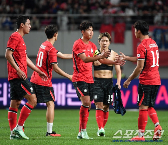 28일 서울월드컵경기장에서 열린 대한민국 축구대표팀과 우루과이의 친선 경기. 4-1로 패한 대한민국 이강인, 손흥민이 아쉬워하고 있다. 상암=박재만 기자 pjm@sportschosun.com/2026.09.28/
