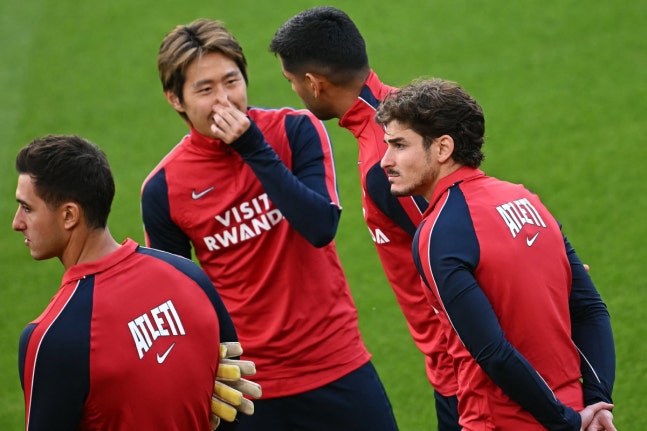 Atletico Madrid's Argentinian striker #19 Julian Alvarez (R) and teammates take part in a team training session on the pitch at Anfield stadium in Liverpool, north-west England on September 8, 2026, on the eve of their UEFA Champions League, first round football match against Liverpool. (Photo by Pa