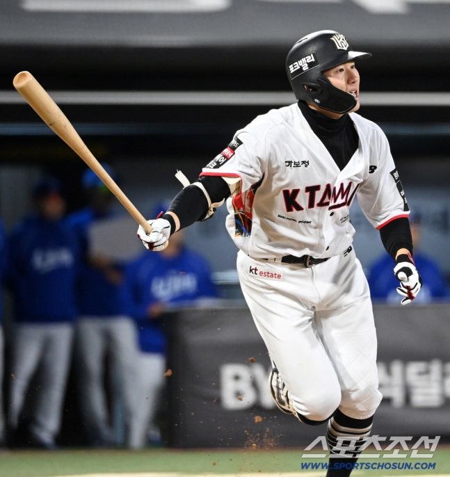 7일 수원 KT위즈파크에서 열린 삼성과 KT의 경기. 5회말 KT 최원준이 2루타를 치고 질주하고 있다. 최원준은 202안타를 기록하며 단일시즌 최다안타 타이를 달성했다. 수원=허상욱 기자wook@sportschosun.com/2026.10.07/