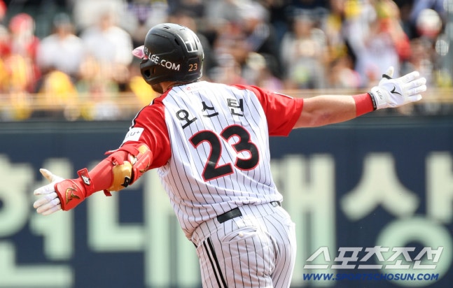 4일 잠실구장에서 열린 LG와 KIA의 경기. 1회말 1사 2루 LG 오스틴이 투런포를 날린 뒤 환호하고 있다. 잠실=박재만 기자 pjm@sportschosun.com/2026.10.04/