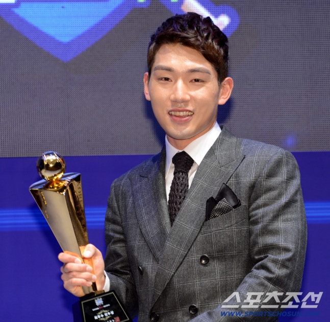 최우수선수상을 수상한 넥센 서건창이 미소를 짓고 있다.허상욱 기자 wook@sportschosun.com/2014.11.18/