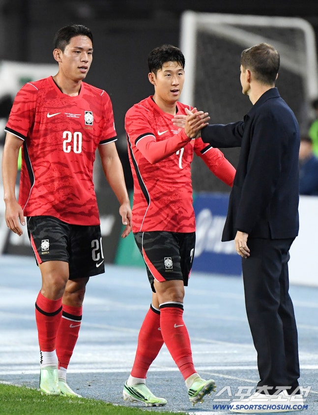 6일 오후 용인미르스타디움에서 열린 대한민국 축구대표팀과 우즈베키스탄의 친선경기. 모레노 감독이 손흥민, 오세훈과 악수하고 있다. 용인=정재근 기자 cjg@sportschosun.com/2026.10.6/
