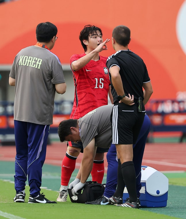출혈 있는 황도윤 (오사카=연합뉴스) 김성민 기자 = 30일 일본 오사카 나가이 스타디움에서 열린 2026 아이치·나고야 아시안게임 남자 축구 준결승 대한민국과 중국의 경기. 중국의 반칙에 코를 맞은 한국 황도윤이 그라운드 밖으로 나가 치료를 받고 있다. 2026.9.30 ksm7976@yna.co.kr(끝)