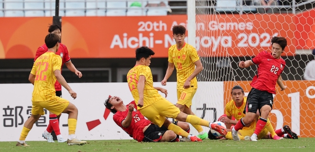 황도윤 '반칙이야!' (오사카=연합뉴스) 김성민 기자 = 30일 일본 오사카 나가이 스타디움에서 열린 2026 아이치·나고야 아시안게임 남자 축구 준결승 대한민국과 중국의 경기. 한국 황도윤이 중국의 반칙에 고통스러워하고 있다. 2026.9.30 ksm7976@yna.co.kr(끝)
