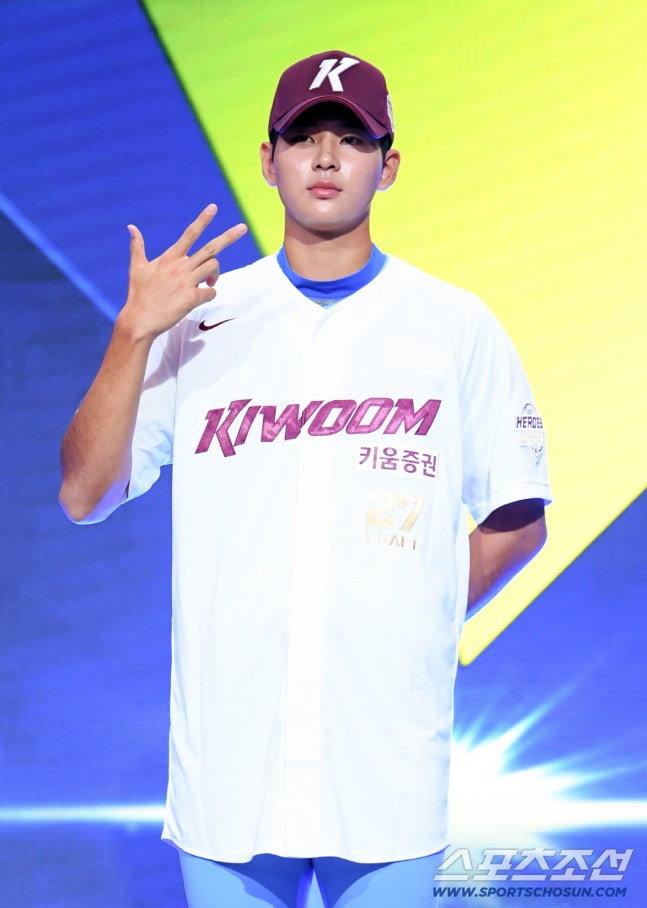 2027 KBO 신인 드래프트가 21일 서울 송파구 롯데호텔 월드 크리스탈볼룸에서 열렸다. 키움에 지명된 하현승이 기념촬영을 하고 있다. 잠실=박재만 기자 pjm@sportschosun.com/2026.09.21/