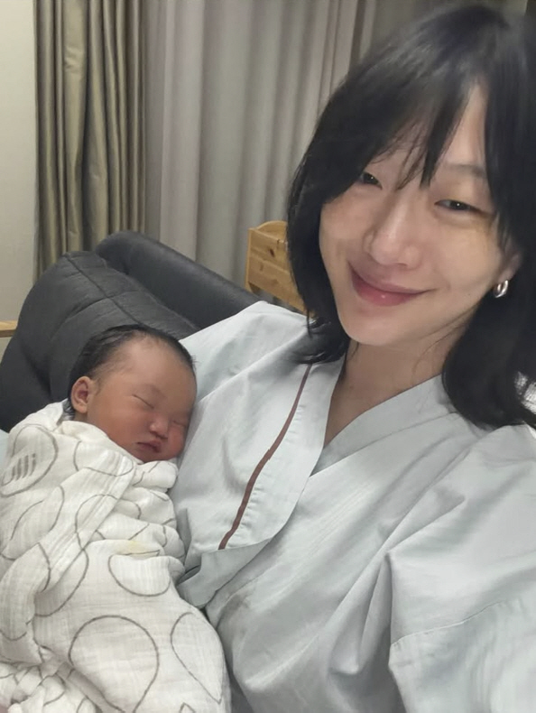 <b>최소라</b>, 결혼 7년만 <b>득녀</b>...붕어빵 딸 안고 "이름은 이초이"