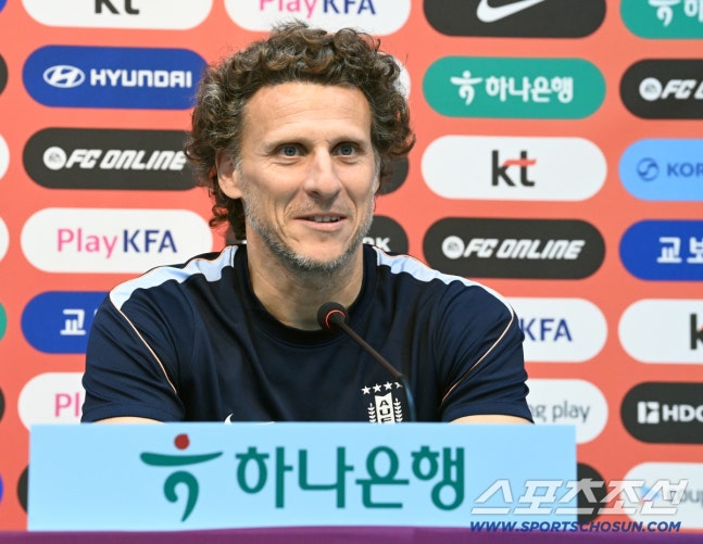 대한민국 축구대표팀과의 평가전을 하루 앞둔 27일 우루과이 축구대표팀이 서울월드컵경기장에서 훈련을 가졌다. 디에고 포를란 우루과이 대표팀 감독이 훈련 전 펼쳐진 기자회견에서 질문에 답하고 있다. 상암=허상욱 기자wook@sportschosun.com/2026.09.27/