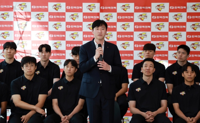 12일 기자간담회에서 취재진의 질문에 대답하는 한국전력 빅스톰 석진욱 감독(가운데). 사진제공=한국전력 빅스톰
