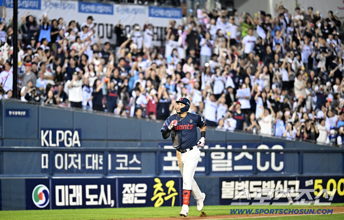 [포토] <b>210안타</b> 달성한 <b>레이예스</b>
