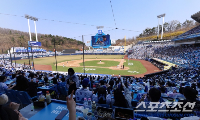 28일 대구 삼성라이온즈파크에서 열리는 삼성과 롯데의 개막전 경기. 만원관중 찾은 라이온즈파크. 대구=송정헌 기자songs@sportschosun.com/2026.03.28/
