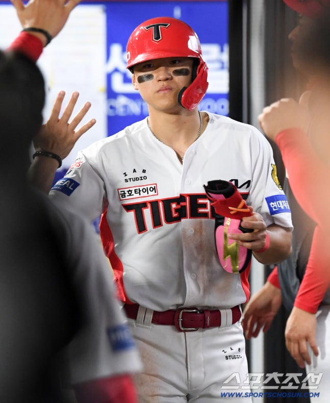 12일 광주 기아챔피언스필드에서 열린 KIA와 LG의 경기. 4회말 1사 1,3루 KIA 김선빈 스퀴즈 번트 때 득점한 김도영. 광주=박재만 기자 pjm@sportschosun.com/2026.10.12/