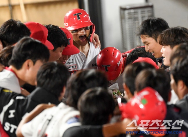 12일 광주 기아챔피언스필드에서 열린 KIA와 LG의 경기. 8회말 무사 1루 KIA 김도영이 역전 투런포를 날린 뒤 환호하고 있다. 광주=박재만 기자 pjm@sportschosun.com/2026.10.12/