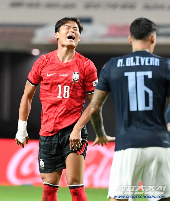 28일 서울월드컵경기장에서 열린 대한민국 축구대표팀과 우루과이의 친선 경기. 오현규가 찬스를 놓친 뒤 자책하고 있다. 상암=박재만 기자 pjm@sportschosun.com/2026.09.28/