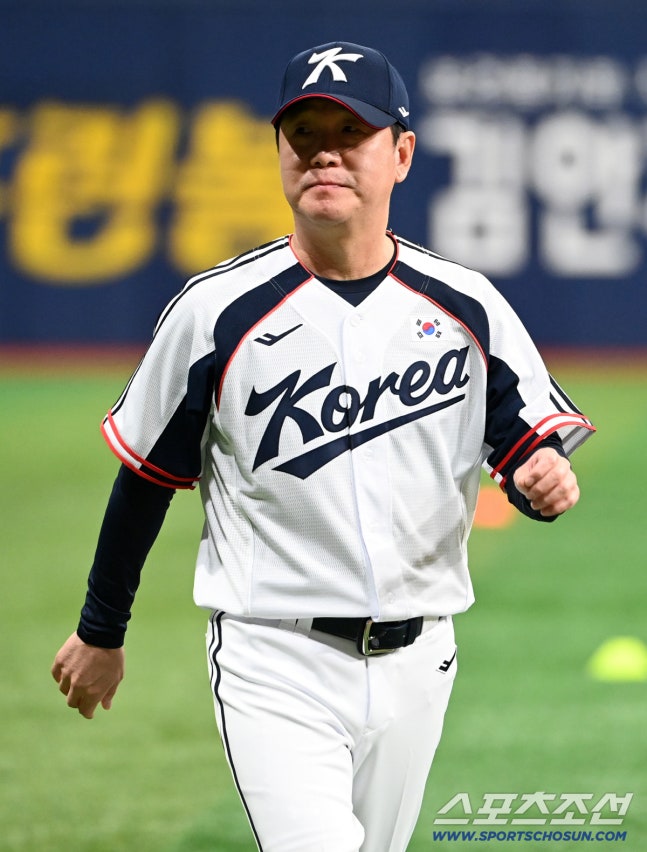15일 고척스카이돔에서 열린 026 아이치-나고야 아시안게임 야구대표팀의 공식 훈련. 류지현 감독이 그라운드로 나서고 있다. 고척=허상욱 기자wook@sportschosun.com/2026.09.15/