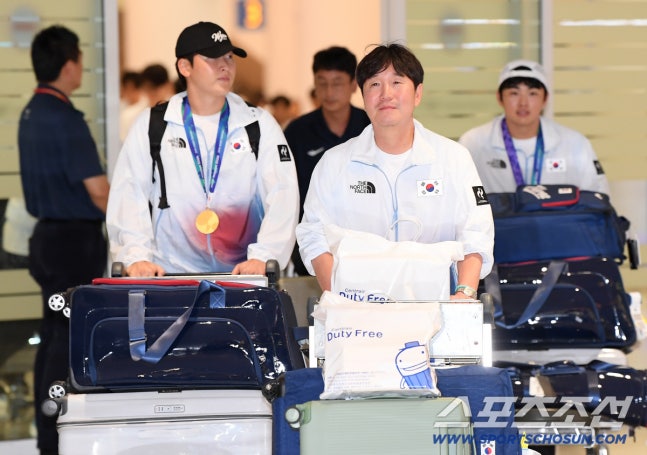 2026 아이치-나고야 아시안게임에서 금메달을 딴 대한민국 야구대표팀이 28일 오후 인천국제공항을 통해 귀국했다. 류지현 감독이 선두로 나오고 있다. 인천공항=정재근 기자 cjg@sportschosun.com/2026.9.28/