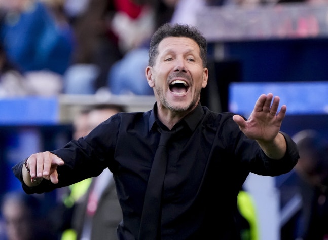 epaselect epa13294631 Atletico Madrid's head coach Diego Simeone gestures during the Spanish LaLiga soccer match between Deportivo Alaves and Atletico Madrid, in Vitoria, Spain, 10 October 2026. EPA/ADRIAN RUIZ HIERRO