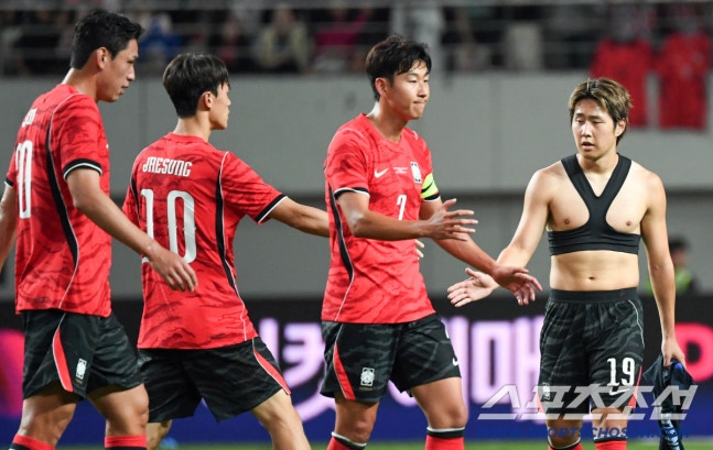 28일 서울월드컵경기장에서 열린 대한민국 축구대표팀과 우루과이의 친선 경기. 4-1로 패한 대한민국 이강인, 손흥민이 아쉬워하고 있다. 상암=박재만 기자 pjm@sportschosun.com/2026.09.28/