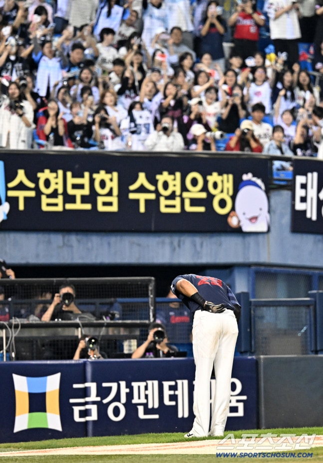 12일 잠실야구장에서 열린 롯데와 두산의 경기. 8회초 1사 1루 시즌 211번째 안타를 기록한 레이예스가 대주자 박찬형과 교체된 후 환호하는 팬들에게 인사하고 있다. 잠실=허상욱 기자wook@sportschosun.com/2026.10.12/