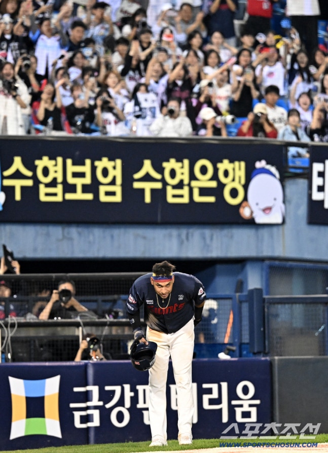 12일 잠실야구장에서 열린 롯데와 두산의 경기. 8회초 1사 1루 시즌 211번째 안타를 기록한 레이예스가 대주자 박찬형과 교체된 후 환호하는 팬들에게 인사하고 있다. 잠실=허상욱 기자wook@sportschosun.com/2026.10.12/