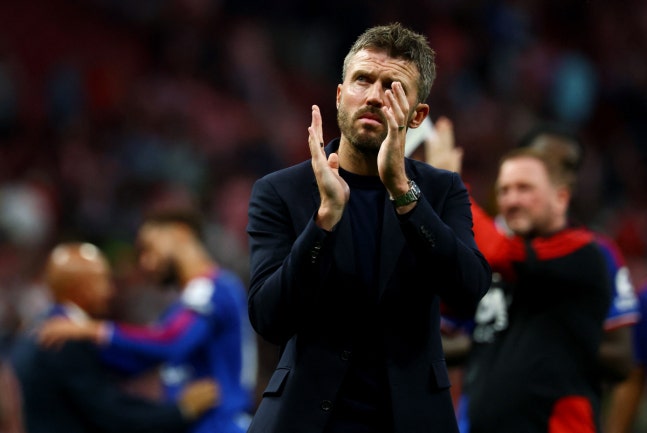 Soccer Football - UEFA Champions League - Atletico Madrid v Manchester United - Riyadh Air Metropolitano, Madrid, Spain - October 13, 2026 Manchester United manager Michael Carrick applauds fans after the match REUTERS/Susana Vera