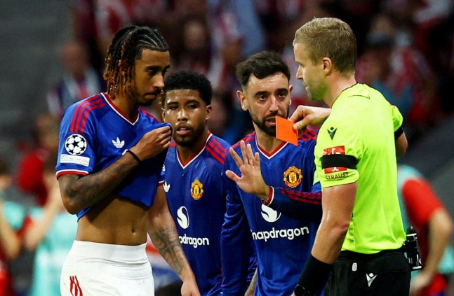 Soccer Football - UEFA Champions League - Atletico Madrid v Manchester United - Riyadh Air Metropolitano, Madrid, Spain - October 13, 2026 Manchester United's Leny Yoro is shown a red card by referee Glenn Nyberg after a VAR review REUTERS/Susana Vera TPX IMAGES OF THE DAY