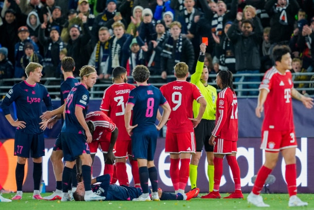 Bulgarian referee Georgi Kabakov shows the red card to Bayern Munich's French midfielder #17 Michael Olise (2R) during the UEFA Champions League football match between Viking FK and FC Bayern Munich in Stavanger, Norway on October 13, 2026. (Photo by Lise Aserud / NTB / AFP) / Norway OUT