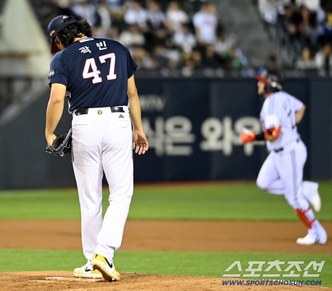14일 잠실야구장에서 열린 두산과 LG의 와일드카드 1차전. 1회말 1사 1루 곽빈이 오스틴에 선제 2점홈런을 내준 뒤 아쉬워하고 있다. 잠실=허상욱 기자wook@sportschosun.com/2026.10.14/
