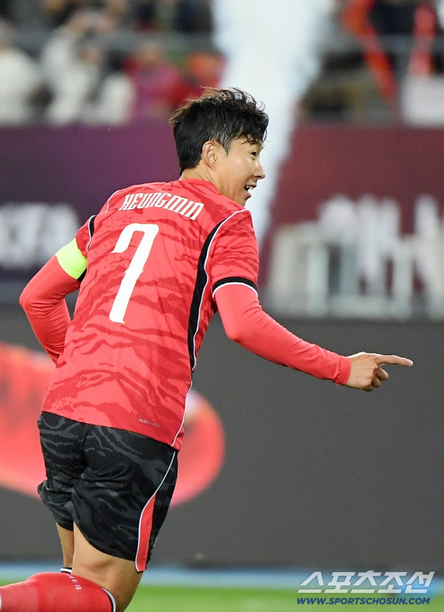 6일 오후 용인미르스타디움에서 열린 대한민국 축구대표팀과 우즈베키스탄의 친선경기. 손흥민이 프리킥 찬스에서 선제골을 넣은 후 환호하고 있다. 용인=정재근 기자 cjg@sportschosun.com/2026.10.6/