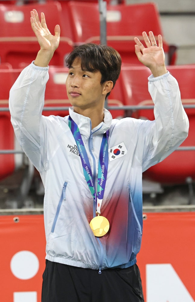 금메달 목에 건 엄지성