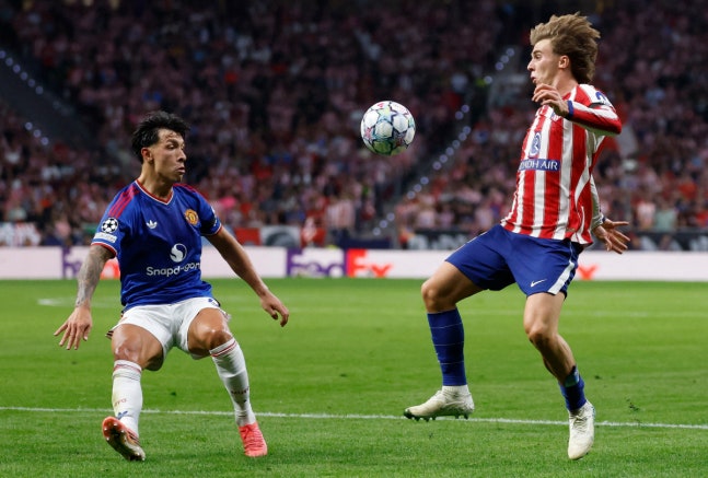Manchester United's Argentinian defender #06 Lisandro Martinez fights for the ball with Atletico Madrid's Spanish midfielder #08 Pablo Barrios during the UEFA Champions League, league phase, matchday 2, football match between Club Atletico de Madrid and Manchester United at the Metropolitano stadium