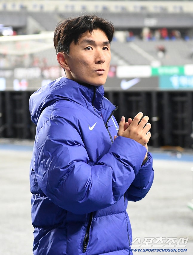 6일 오후 용인미르스타디움에서 열린 대한민국 축구대표팀과 우즈베키스탄의 친선경기. 한국이 2대0으로 승리했다. 황인범이 팬들에게 인사하고 있다. 용인=정재근 기자 cjg@sportschosun.com/2026.10.6/