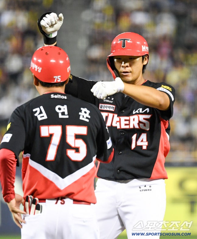 23일 잠실구장에서 열린 두산과 KIA의 경기. KIA 김규성이 안타를 날린 뒤 기뻐하고 있다. 잠실=박재만 기자 pjm@sportschosun.com/2026.09.23/