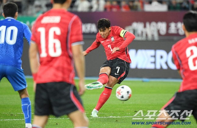6일 오후 용인미르스타디움에서 열린 대한민국 축구대표팀과 우즈베키스탄의 친선경기. 손흥민이 프리킥 찬스에서 선제골을 넣고 있다. 용인=정재근 기자 cjg@sportschosun.com/2026.10.6/