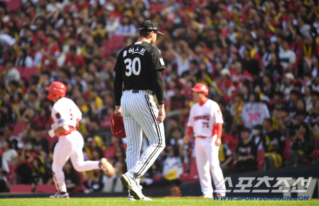17일 전남광주 기아챔피언스필드에서 준PO 1차전 KIA와 LG의 경기가 열렸다. 1회말 KIA 김도영을 외야플라이로 잡아내고 있는 LG 선발 톨허스트. 광주=송정헌 기자songs@sportschosun.com/2026.10.17/