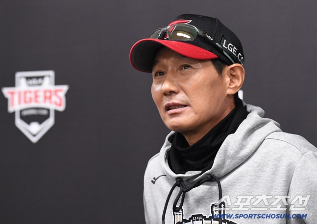17일 전남광주 기아챔피언스필드에서 준PO 1차전 KIA와 LG의 경기가 열렸다. 인터뷰하는 LG 염경엽 감독. 광주=송정헌 기자songs@sportschosun.com/2026.10.17/