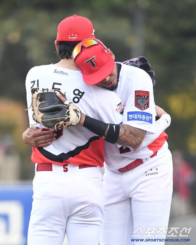 17일 전남광주 기아챔피언스필드에서 준PO 1차전 KIA와 LG의 경기가 열렸다. KIA가 LG에 승리했다. 승리의 기쁨을 나누고 있는 KIA 김도영, 카스트로. 광주=송정헌 기자songs@sportschosun.com/2026.10.17/