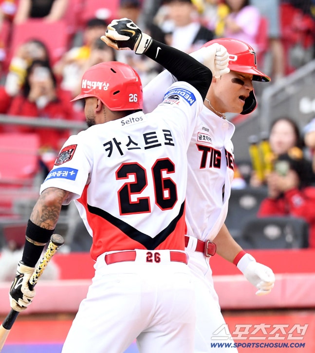 17일 전남광주 기아챔피언스필드에서 준PO 1차전 KIA와 LG의 경기가 열렸다. 4회말 KIA 김도영이 솔로홈런을 날렸다. 카스트로와 함께 기쁨을 나누고 있는 김도영. 광주=송정헌 기자songs@sportschosun.com/2026.10.17/