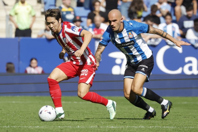 epa13311129 Atletico Madrid's midfielder Lee Kang-in (L) fights for the ball with defender Vanja Drkusic (R) of RCD Espanyol during the Spanish LaLiga soccer match RCD Espanyol against Atletico Madrid at RCD Stadium in Cornella de Llobregat (Barcelona), Spain, 17 October 2026. EPA/Andreu Dalmau