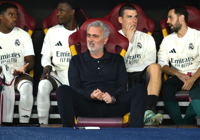 epa13304709 Real Madrid's head coach Jose Mourinho reacts during the UEFA Champions League soccer match between AS Roma and Real Madrid at the Olimpico stadium in Rome, Italy, 14 October 2026. EPA/ETTORE FERRARI