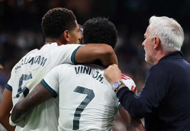 Soccer Football - LaLiga - Real Madrid v Villarreal - Estadio Bernabeu, Madrid, Spain - October 10, 2026 Real Madrid's Vinicius Junior reacts with Jude Bellingham and coach Jose Mourinho after being shown a red card REUTERS/Alejandro Martinez Velez